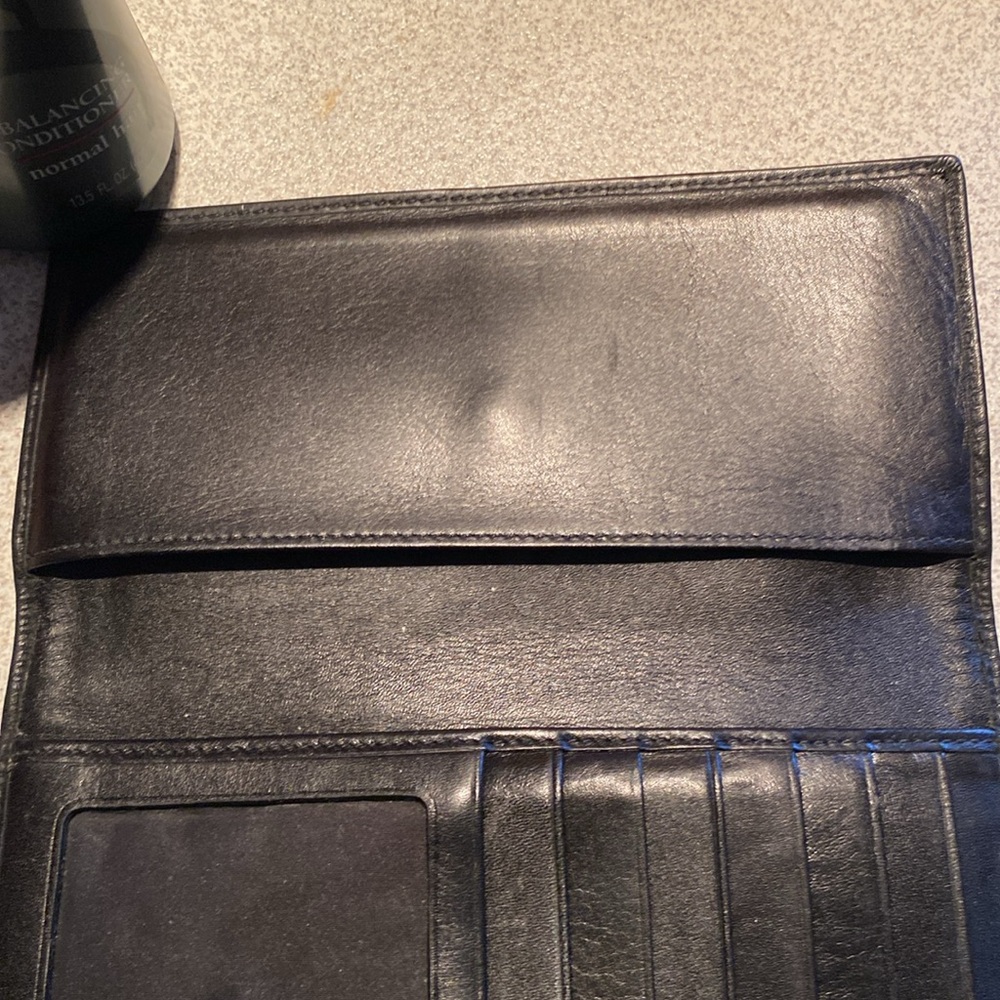 A black Coach leather trifold wallet - Picture 6 of 7